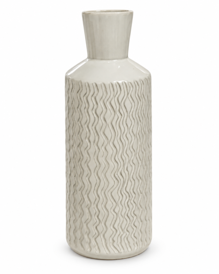Jarrón alto de cerámica beige con relieve vertical de ondas.