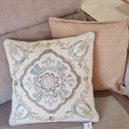 cojin bordado etnico beige verde decoracion salon