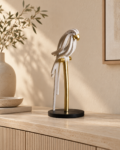 Figura de loro decorativo blanco y dorado