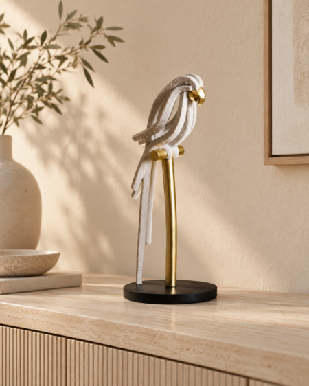 Figura de loro blanco y dorado decorando una consola Imagen de detalle