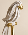 Figura de loro decorativo blanco y dorado